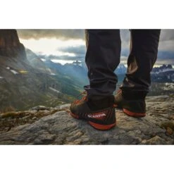 Scarpa Mescalito 19 Scarpa Mescalito -Camp and Hike Store 200520 SARTORI 01002 ProfessionalshootingwithPaoloMarazzi photographerPaoloSartori